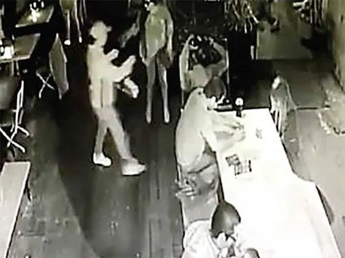 Siete atracaron bar de cine; hay un hombre detenido