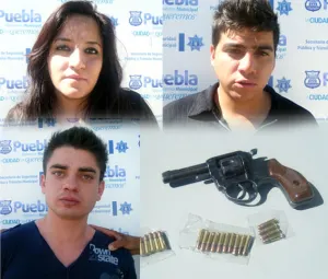 Policía municipal de Puebla asegura a sujetos por portación de arma de fuego