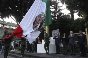 Autoridades encabezan izamiento de Bandera en zócalo