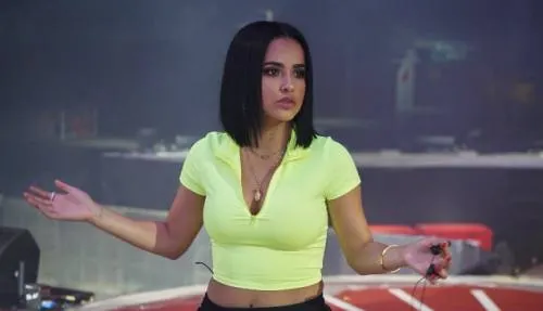Becky G consiente a sus fans con FOTO sin sostén
