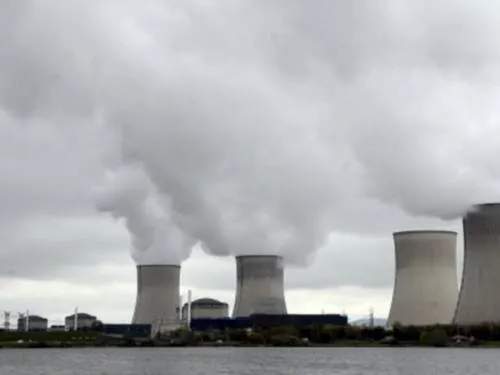 Francia anuncia reducción nuclear para el año 2035