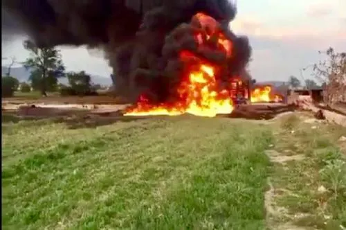 Pemex controla explosión por toma clandestina en Hueyapan