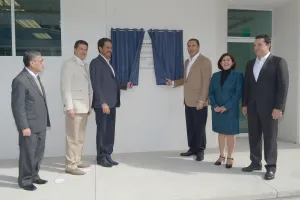 Esparza y el gobernador inauguran laboratorios en facultad de administración