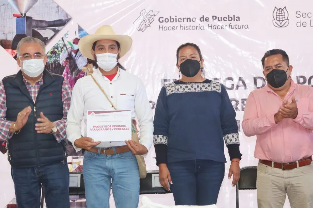Beneficia SDR a productores de la Sierra Norte con fertilizante y maquinaria