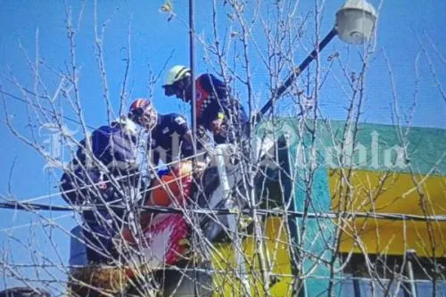 Hombre se electrocuta al tocar accidentalmente los cables de alta tensión