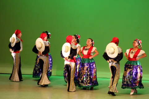 Niños disfrutan del Ballet Folklórico en el CCU BUAP