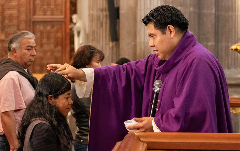 La Catedral de Puebla reunió a cientos de creyentes en una emotiva misa del Miércoles de Ceniza