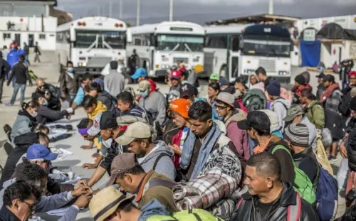 Consulado de Guatemala aprovecha oferta y regresa a migrantes en vuelos de un dólar