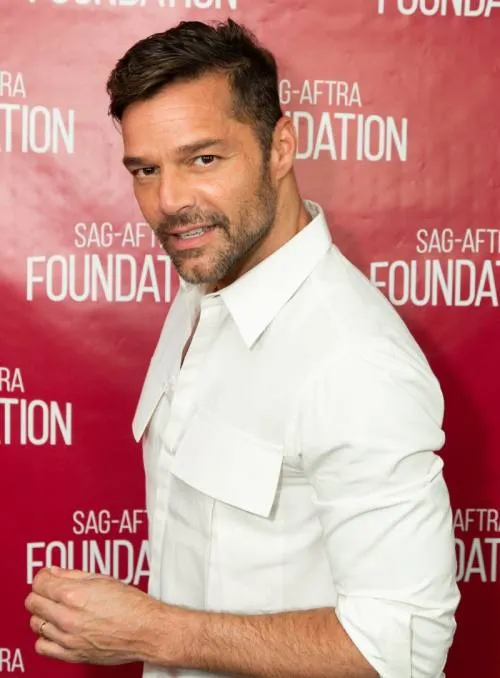 Atacan a Ricky Martin por posar con penacho