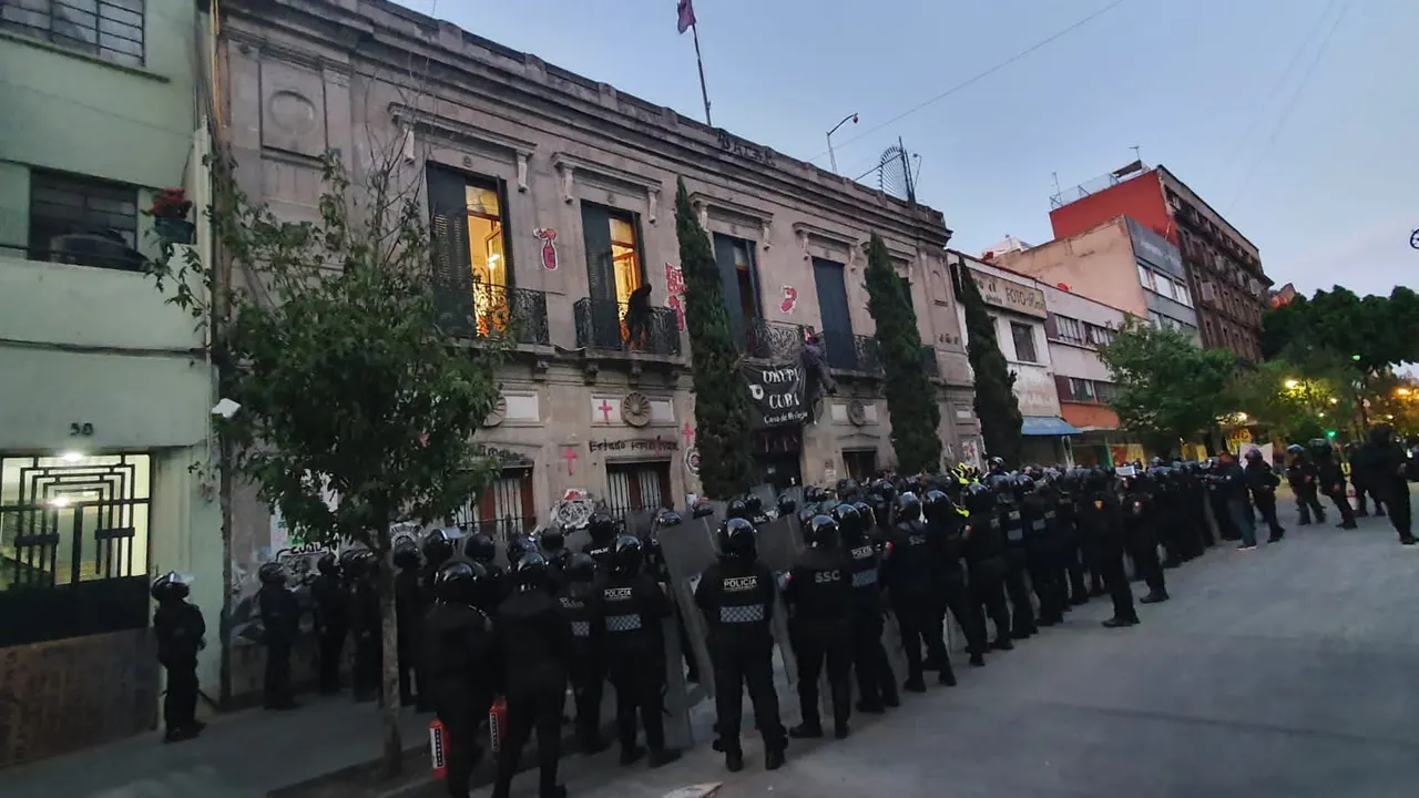 Mujeres detenidas en operativo en inmueble de CNDH ingresan al penal de Santa Martha