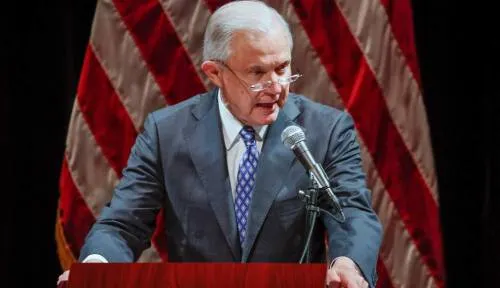 Sessions limita capacidad de jueces para facilitar deportaciones de migrantes