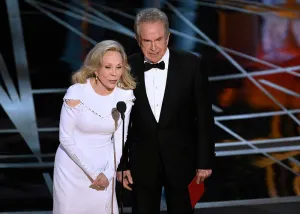 ¿Quién tiene la culpa del sobre equivocado en el Oscar?