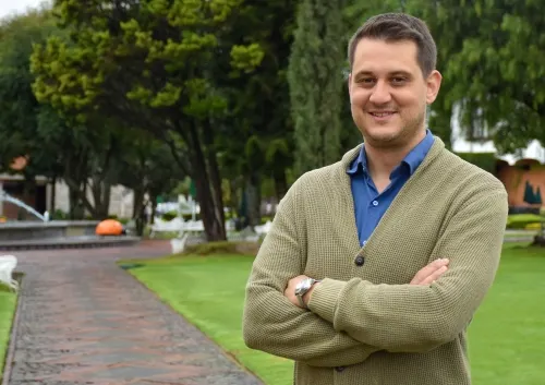 Catedrático visitante de la UDLAP es galardonado en la AEMARK