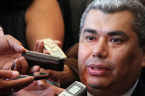 Zavala se baja de la pugna al Senado, si no es primero