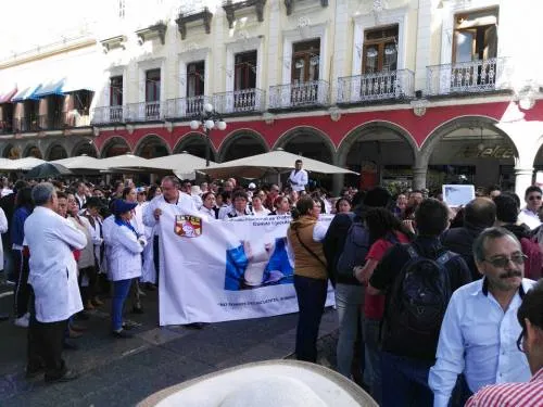 Se manifestaron médicos del sector salud por detención arbitraria de dos compañeros en Texmelucan