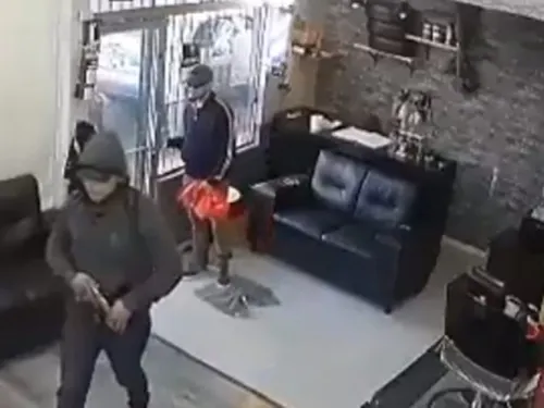 Hasta las máquinas para cortar el pelo se llevan en asalto a barbería