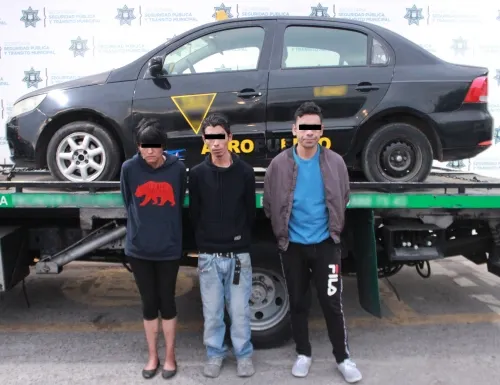 Recuperó Policía Municipal de Puebla un taxi robado; hay tres detenidos