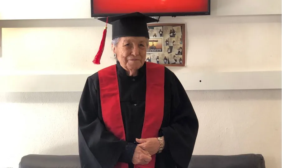 Abuelita licenciada Querétaro