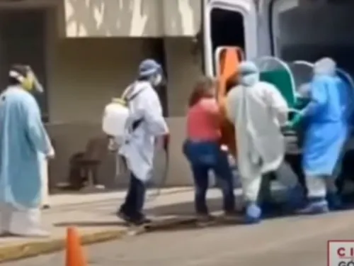 VIDEO: Forcejean con camilleros porque se llevan a embarazada con Covid