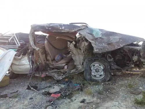 Camioneta invade carril contrario e impacta a vehículo; 3 muertos