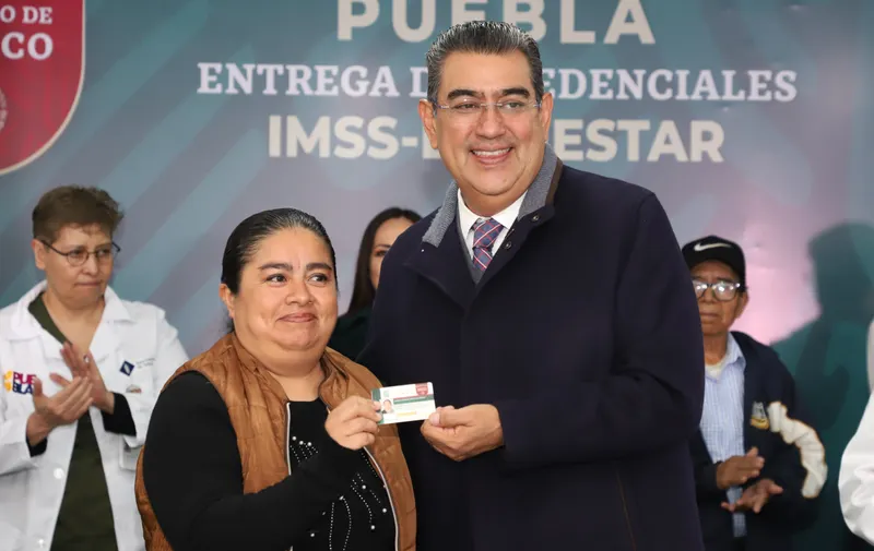 Inicia Sergio Salomón entrega de credenciales del programa IMSS-Bienestar