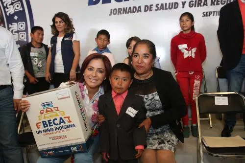 Dinorah López de Gali entrega apoyos a las familias de Chignautla