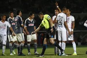 Penal dudoso da victoria a Chivas sobre Lobos