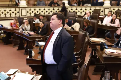 Diputadas hacen vacío a Héctor Alonso, exigen sanciones por misógino