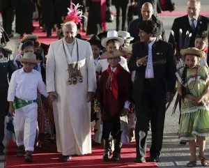 Inicia Papa segunda parada en Sudamérica, ahora en Bolivia