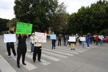 Trabajadores del sector salud en Puebla protestan para exigir mejores salarios y estabilidad laboral