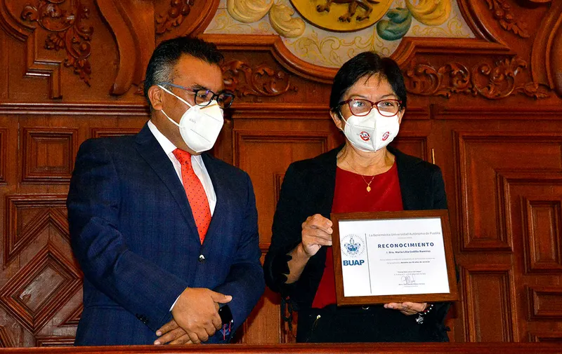 La rectora Lilia Cedillo también recibió un reconocimiento; le acompaña el secretario general de la BUAP, José Manuel Alonso. Foto: Especial