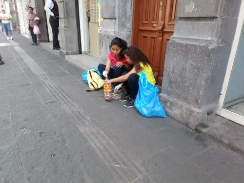 Estudiantes de Fisioterapia se suman a la limpieza de calles para aminorar contaminación