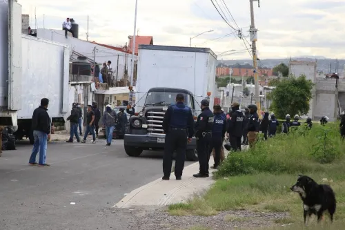 Con aparatoso operativo, desalojan a familia en la Constitución Mexicana 