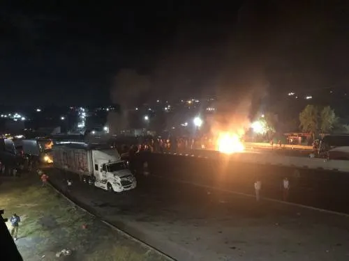 Video: Pobladores de Santa Rita Tlahuapan bloquean la autopista México-Puebla
