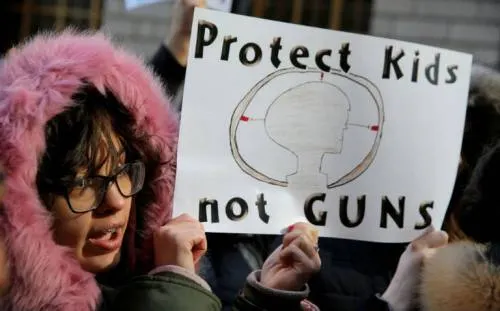 “Protejan a la gente, no a las armas”; estudiantes protestan en EU