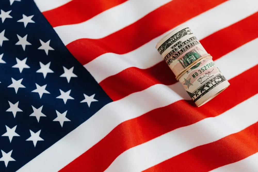 Billete y bandera de Estados Unidos