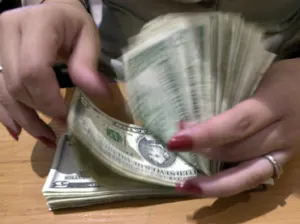 Dólar, a la venta en 18.59 pesos en aeropuerto capitalino