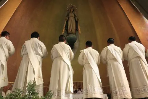 Fueron ordenados ocho nuevos sacerdotes en la parroquia de Nuestra Señora de la Medalla Milagrosa