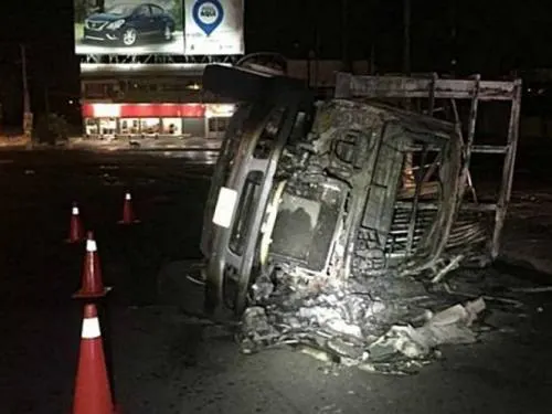 Vuelca camión en Sinaloa, derrama gasolina y explota