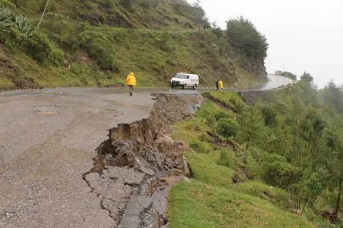 Gobierno lanza licitación para rehabilitar carreteras afectadas por derrumbes en 10 municipios