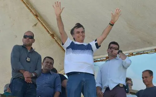 Bolsonaro deja fuera de su primera conferencia de prensa a diarios brasileños