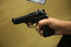 Policía se dispara por accidente y se lesiona el recto