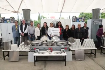 Encabeza Gaby Bonilla entrega de apoyos en Santo Tomás Hueyotlipan