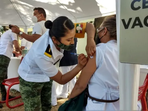 Inician aplicación de vacuna para personal médico y de enfermería que atiende Covid-19