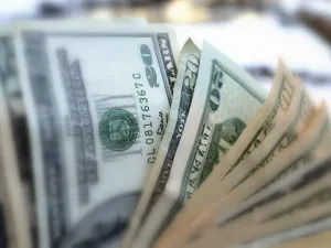 Venden dólar hasta en 20.70 pesos en el AICM