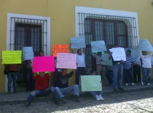 Taxistas de Tehuitzingo protestan contra antorchistas por competencia desleal