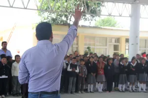 Néstor Camarillo inaugura dos aulas en primaria de Coscomaya