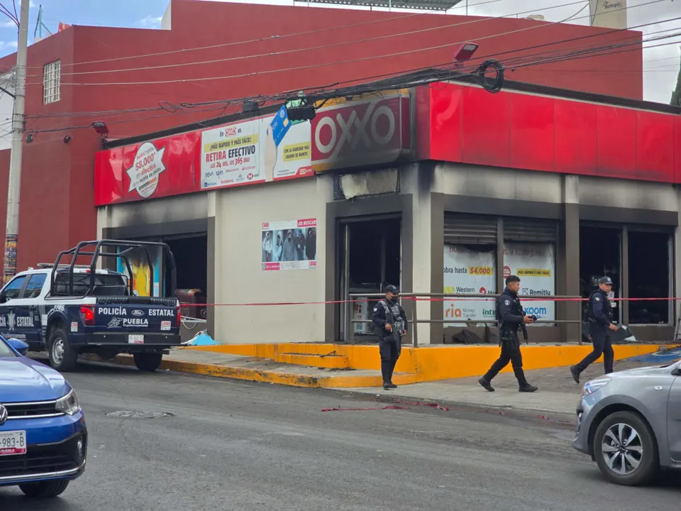 Incendio en Oxxo de Clavijero moviliza a cuerpos de emergencia en Puebla