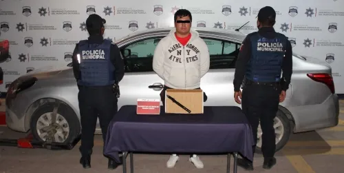 Recuperó policia municipal de Puebla un vehículo robado; hay un hombre detenido
