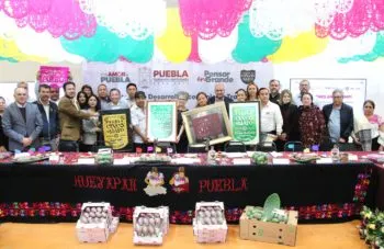 Puebla avanza en reconocimiento de textiles de Hueyapan, papel picado de Huixcolotla y tuna roja de Acatzingo